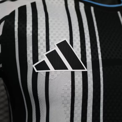 Maglia Newcastle Home 26/27 Player Uomo Bianco e Nero a Righe Verticali | Maglia da Calcio