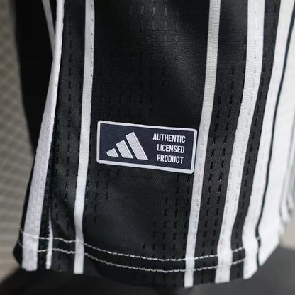 Maglia Newcastle Home 26/27 Player Uomo Bianco e Nero a Righe Verticali | Maglia da Calcio