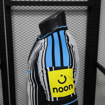 Maglia Newcastle Home 26/27 Player Uomo Bianco e Nero a Righe Verticali | Maglia da Calcio