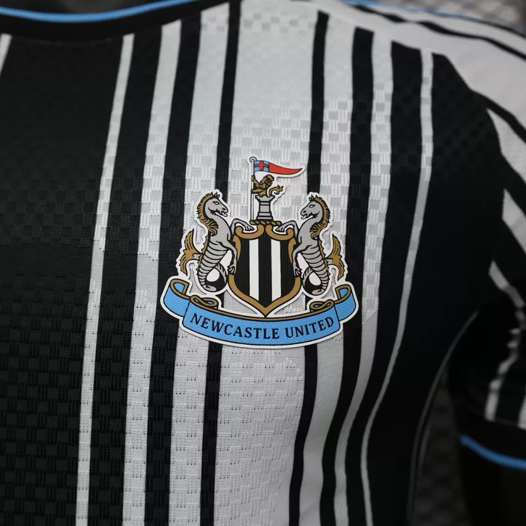 Maglia Newcastle Home 26/27 Player Uomo Bianco e Nero a Righe Verticali | Maglia da Calcio