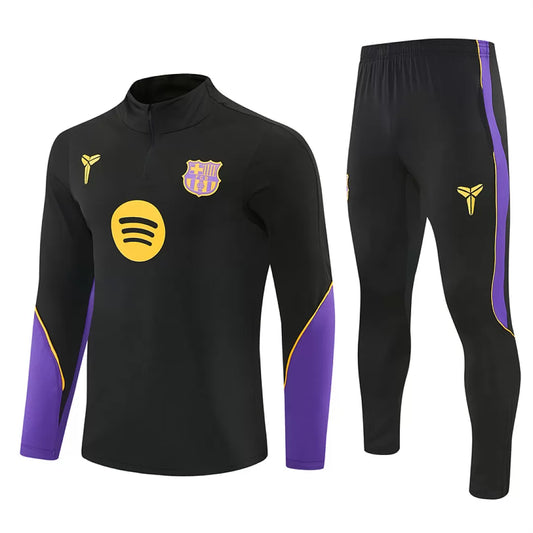 Tuta Barcelona 26/27 Uomo Nero con dettagli Viola e Giallo | Tuta da Calcio - CalcioVivo