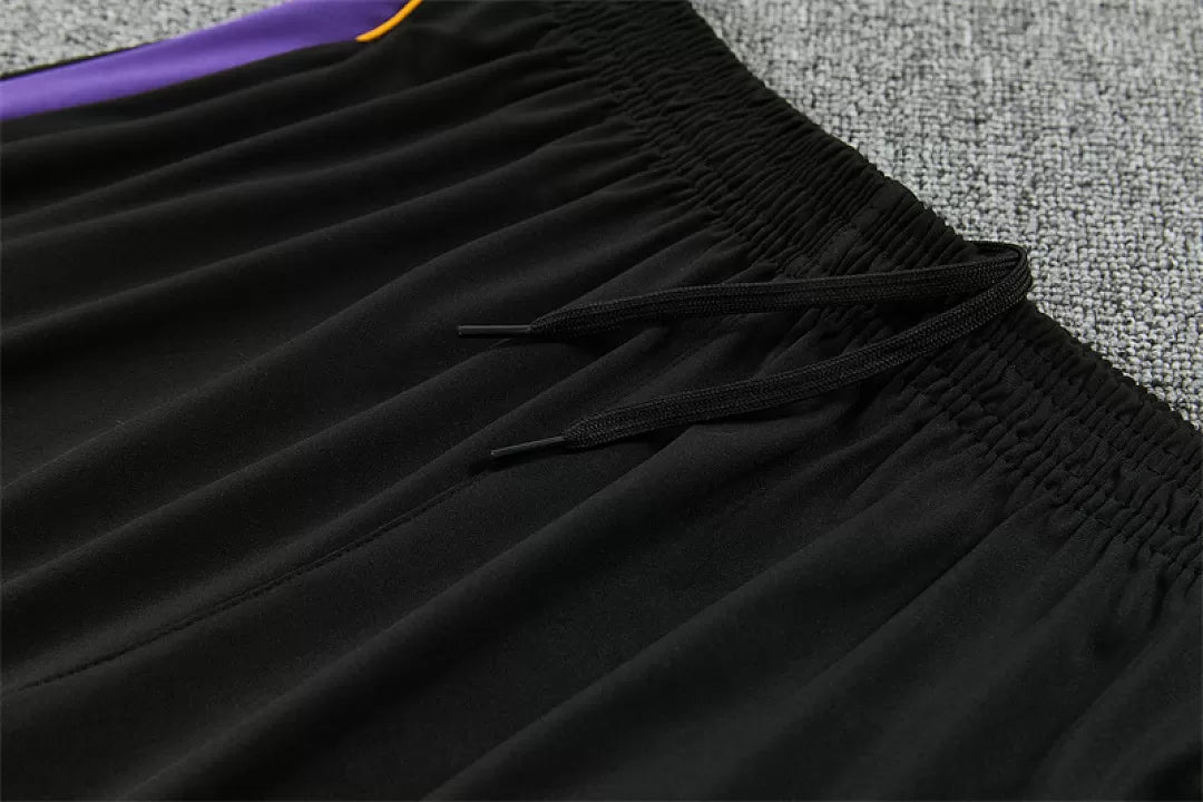 Tuta Barcelona 26/27 Uomo Nero con dettagli Viola e Giallo | Tuta da Calcio - CalcioVivo