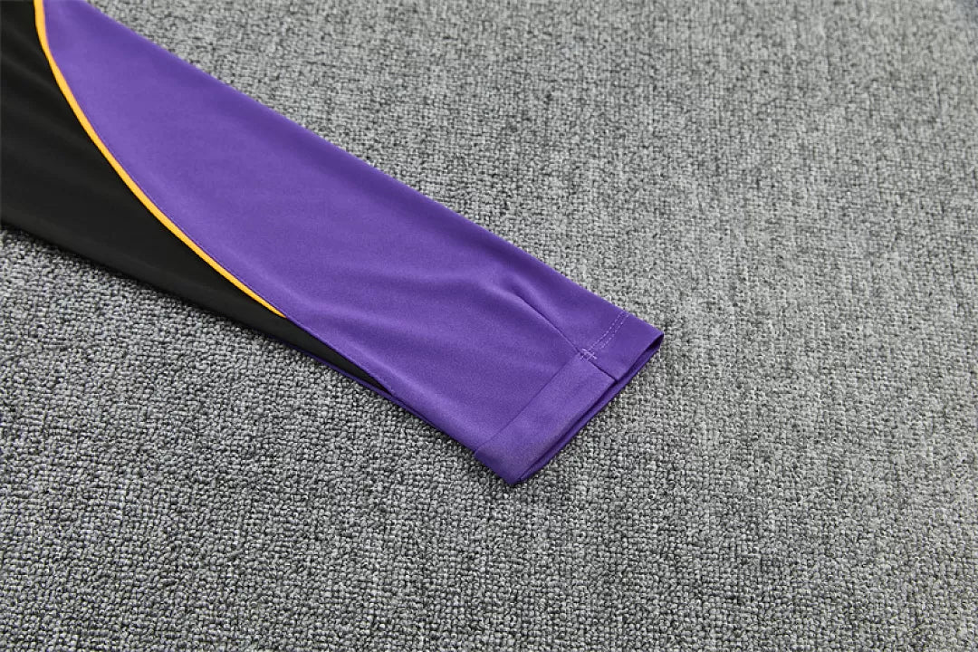 Tuta Barcelona 26/27 Uomo Nero con dettagli Viola e Giallo | Tuta da Calcio - CalcioVivo