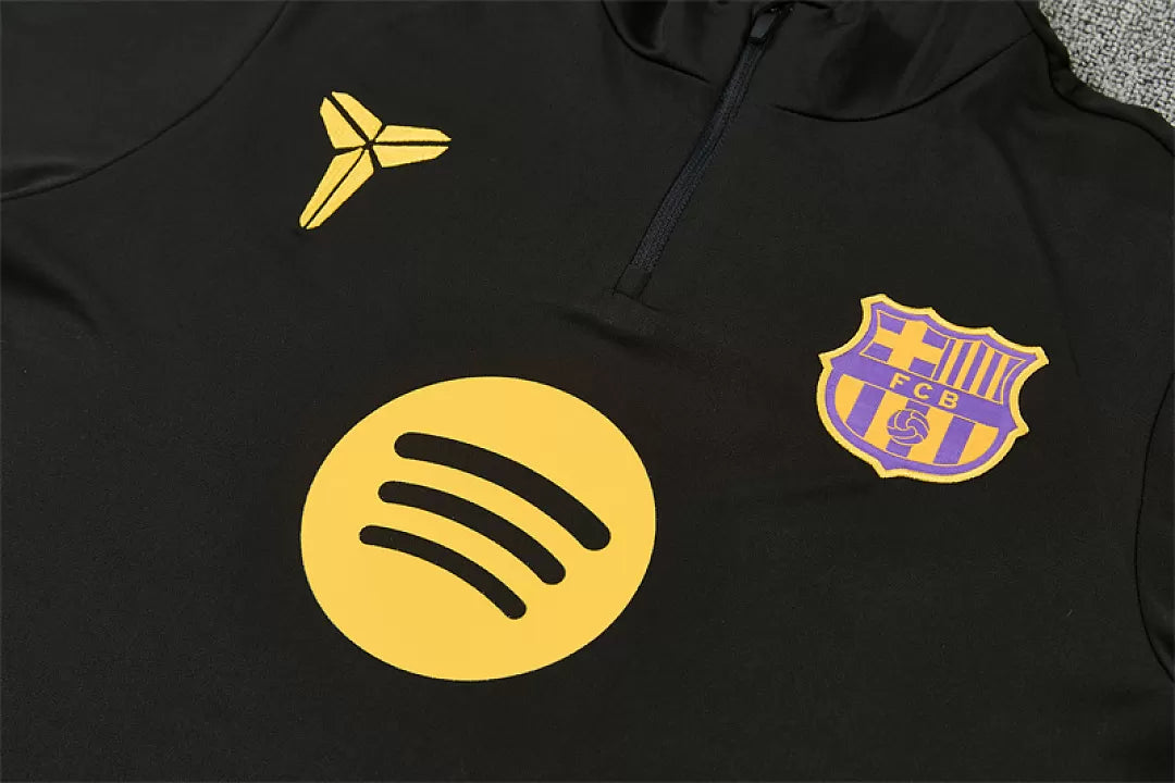 Tuta Barcelona 26/27 Uomo Nero con dettagli Viola e Giallo | Tuta da Calcio - CalcioVivo
