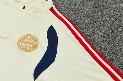 Tuta Bayern Munich 26/27 Uomo Bianco Crema e Blu Navy | Tuta da Calcio - CalcioVivo