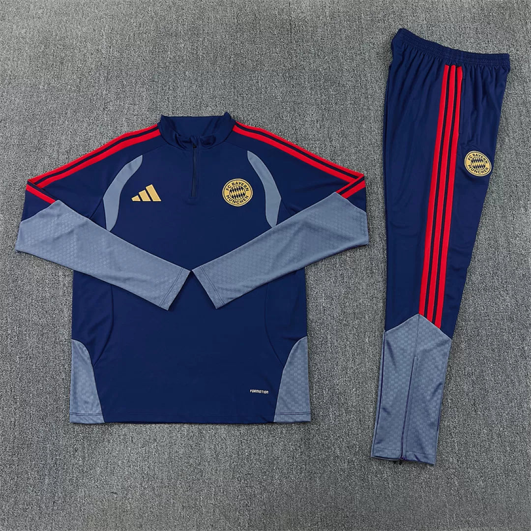 Tuta Bayern Munich 26/27 Uomo Blu Navy | Tuta da Calcio - CalcioVivo