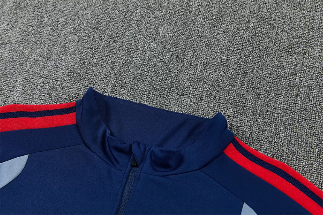 Tuta Bayern Munich 26/27 Uomo Blu Navy | Tuta da Calcio - CalcioVivo