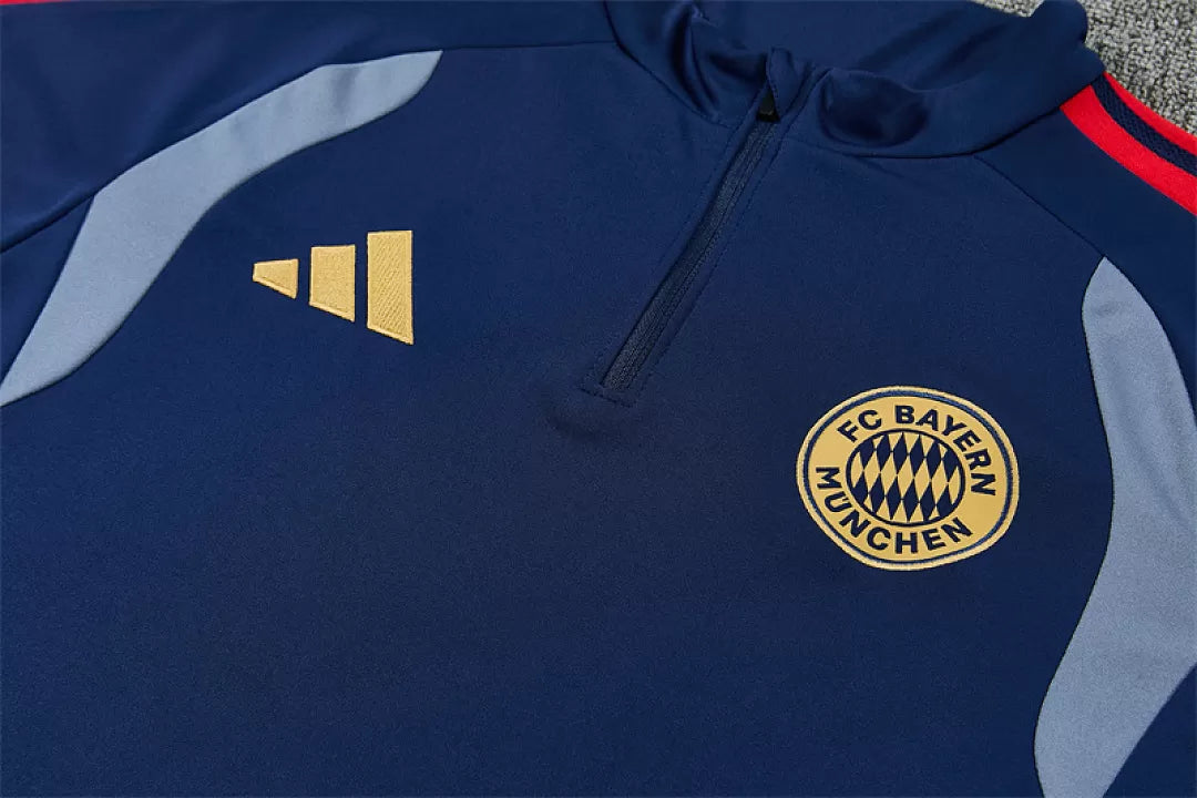 Tuta Bayern Munich 26/27 Uomo Blu Navy | Tuta da Calcio - CalcioVivo