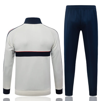 Tuta Full-zip Bayern Munich 26/27 Uomo Bianco e Blu Navy | Tuta da Calcio - CalcioVivo