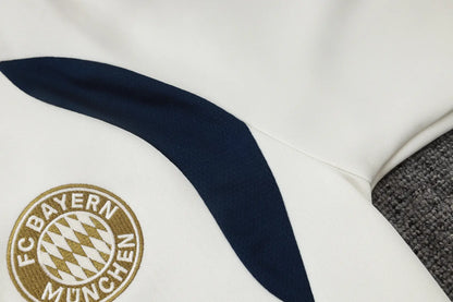 Tuta Full-zip Bayern Munich 26/27 Uomo Bianco e Blu Navy | Tuta da Calcio - CalcioVivo