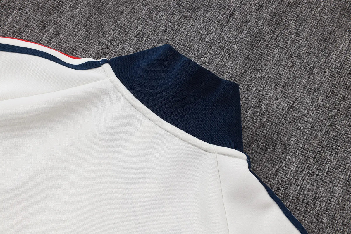 Tuta Full-zip Bayern Munich 26/27 Uomo Bianco e Blu Navy | Tuta da Calcio - CalcioVivo
