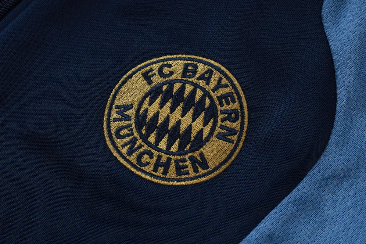 Tuta Full-zip Bayern Munich 26/27 Uomo Blu Navy | Tuta da Calcio - CalcioVivo