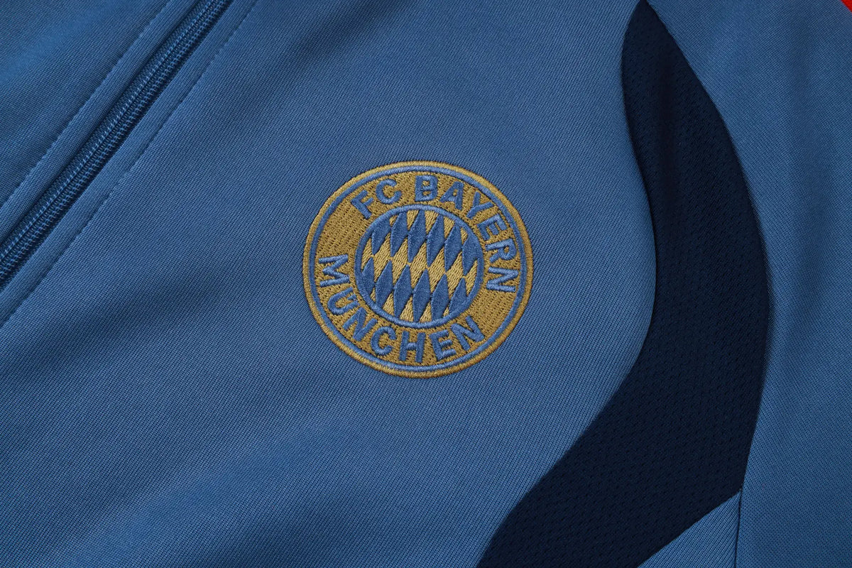 Tuta Full-zip Bayern Munich 26/27 Uomo Blu Navy | Tuta da Calcio - CalcioVivo