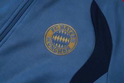 Tuta Full-zip Bayern Munich 26/27 Uomo Blu Navy | Tuta da Calcio - CalcioVivo