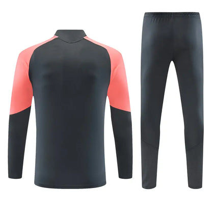 Tuta Half-zip Real Madrid 26/27 Uomo Grigio Antracite e Rosa Corallo | Tuta da Calcio - CalcioVivo