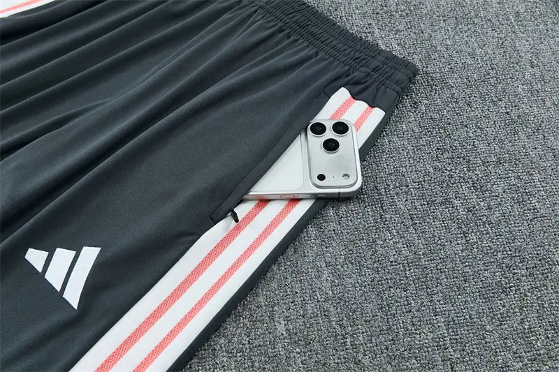 Tuta Half-zip Real Madrid 26/27 Uomo Grigio Antracite e Rosa Corallo | Tuta da Calcio - CalcioVivo