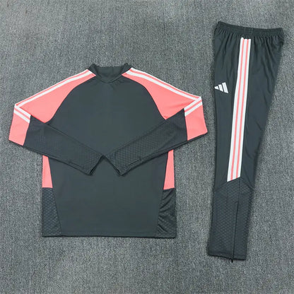 Tuta Half-zip Real Madrid 26/27 Uomo Grigio Antracite e Rosa Corallo | Tuta da Calcio - CalcioVivo
