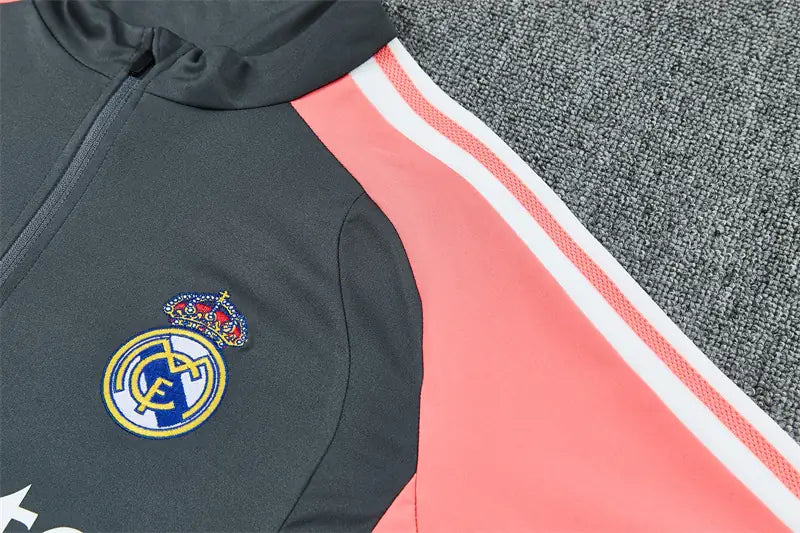 Tuta Half-zip Real Madrid 26/27 Uomo Grigio Antracite e Rosa Corallo | Tuta da Calcio - CalcioVivo