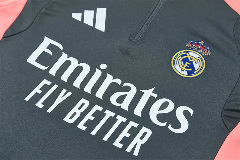 Tuta Half-zip Real Madrid 26/27 Uomo Grigio Antracite e Rosa Corallo | Tuta da Calcio - CalcioVivo