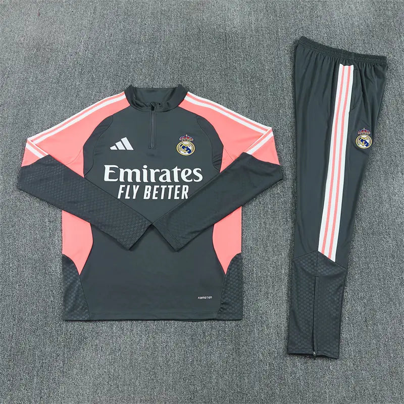 Tuta Half-zip Real Madrid 26/27 Uomo Grigio Antracite e Rosa Corallo | Tuta da Calcio - CalcioVivo